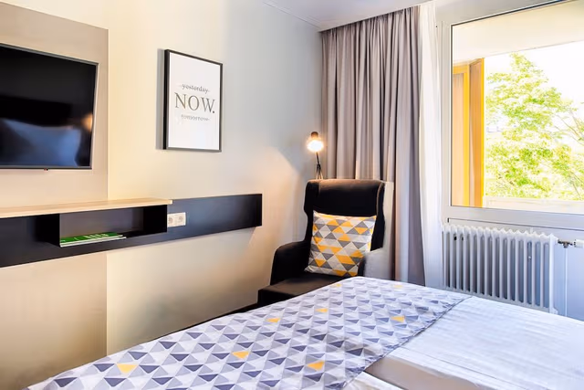 Standard Room, 1 Queen Bed, Balcony