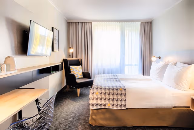 Standard Room, 1 Queen Bed, Balcony