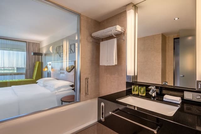 Studio, 1 King Bed, Balcony