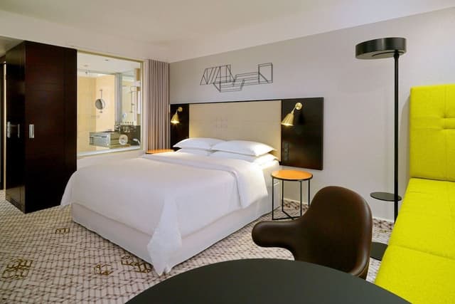 Premium Room, 1 King Bed, Balcony