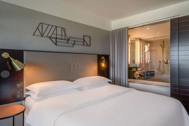 Premium Room, 1 King Bed, Balcony