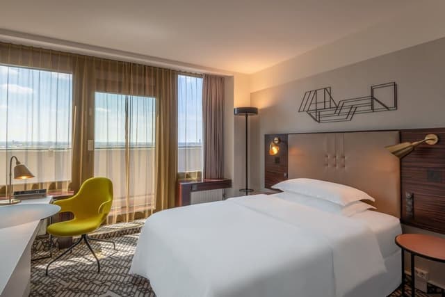 Studio, 1 King Bed, Balcony