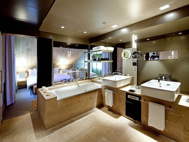 Suite, 1 King Bed, Corner (Opera)