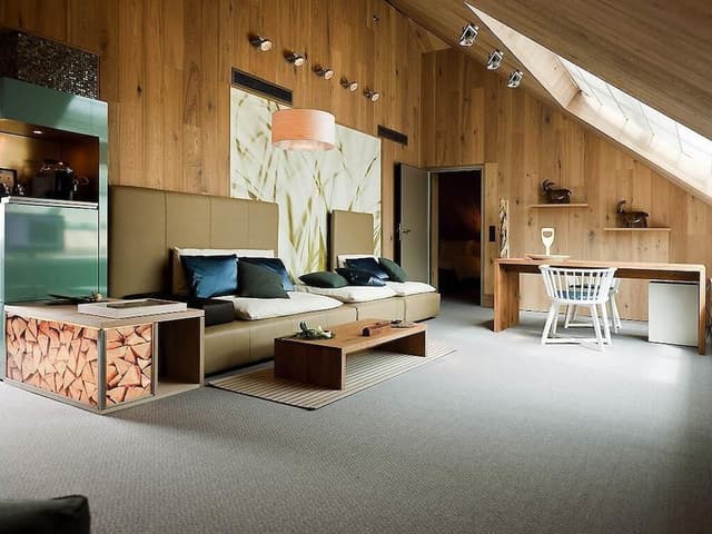 Suite, 1 King Bed, Corner (Opera)