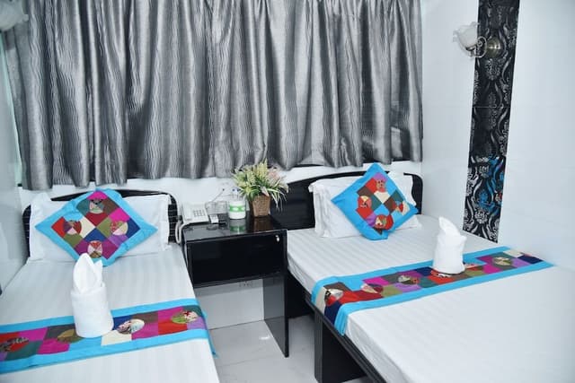 Standard Twin Room (Private Bathroom)