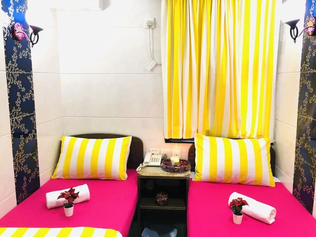 Standard Twin Room (Private Bathroom)