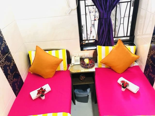 Standard Twin Room (Private Bathroom)
