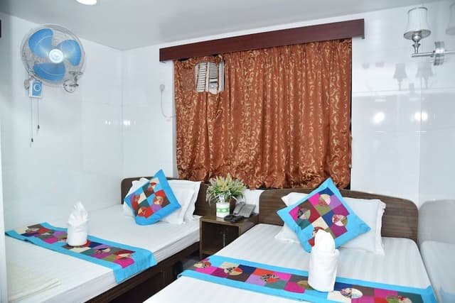 Standard Twin Room (Private Bathroom)