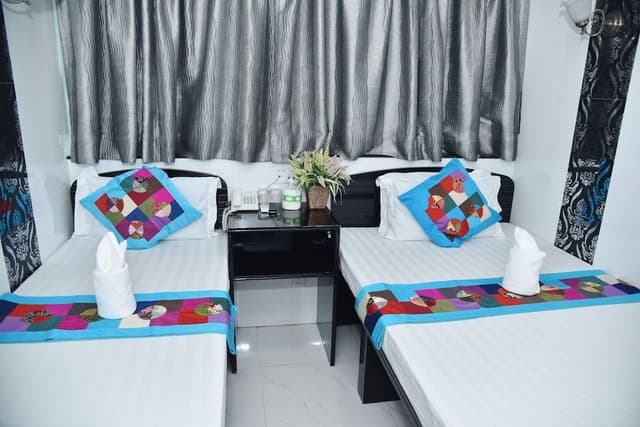 Standard Twin Room (Private Bathroom)