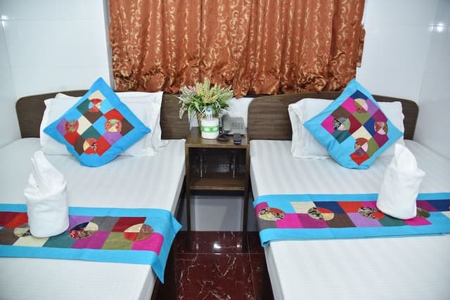 Standard Twin Room (Private Bathroom)