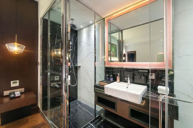 Deluxe Double or Twin Room With Internal Window