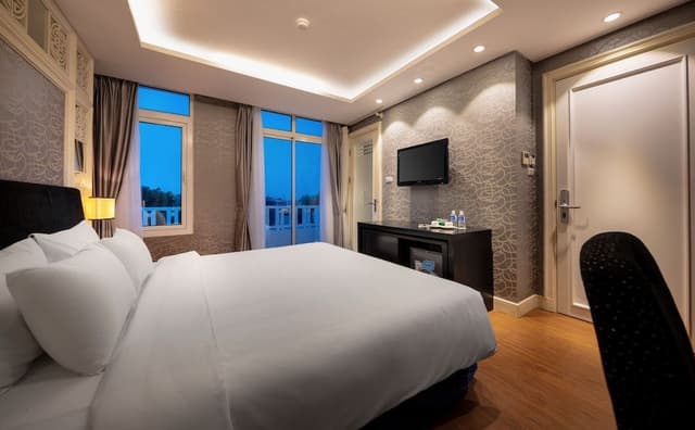 Premium Room, 1 King Bed, Balcony, City View