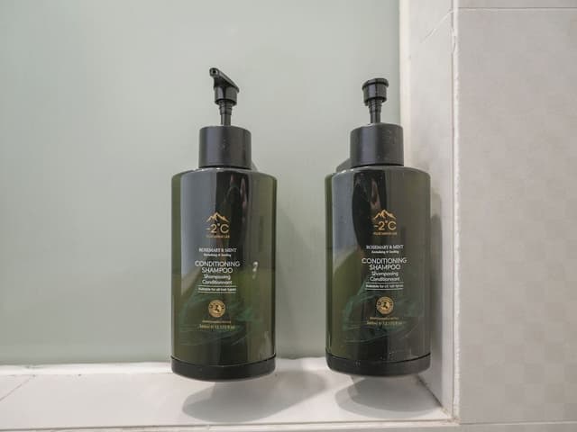 Deluxe Double, Window