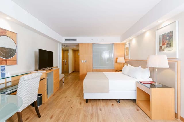 1 KING BED DELUXE BATHROOM STREET VIEW