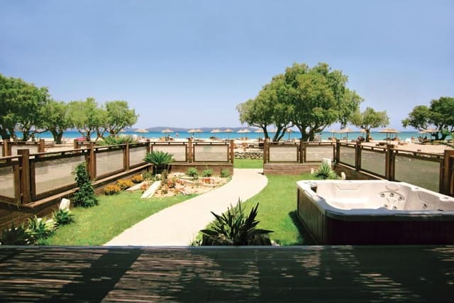BEACHFRONT SUITE
