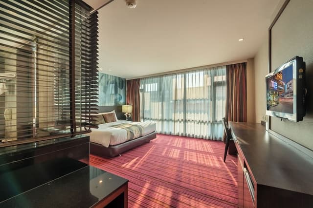 Suite, 1 King Bed, Corner
