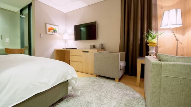 Standard Double Room (Bigger than most in Seoul)