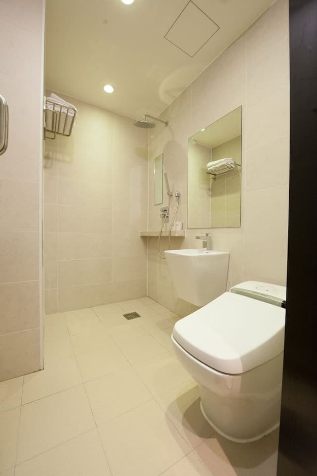 Standard Twin Room (Bigger than most in Seoul)