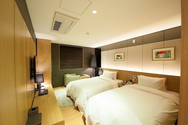 Standard Twin Room (Bigger than most in Seoul)