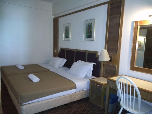 2 Double Beds
