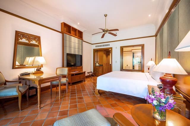 Family Room, 1 King Bed, Garden View (Balcony)