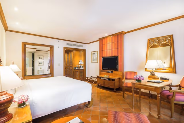 Family Room, 1 King Bed, Garden View (Balcony)