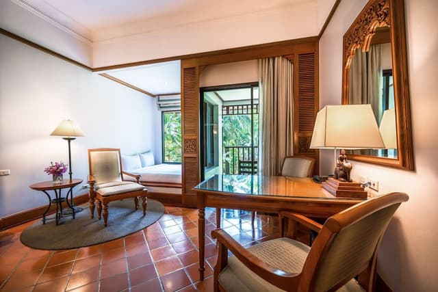 Family Room, 1 King Bed, Garden View (Balcony)