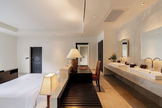 Grand Pool Suite Beachfront