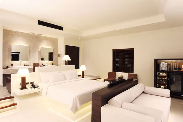 Grand Pool Suite Beachfront