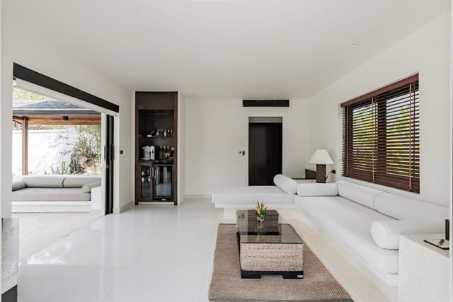 Grand Pool Suite Beachfront