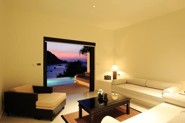 Grand Pool Suite with Seaview