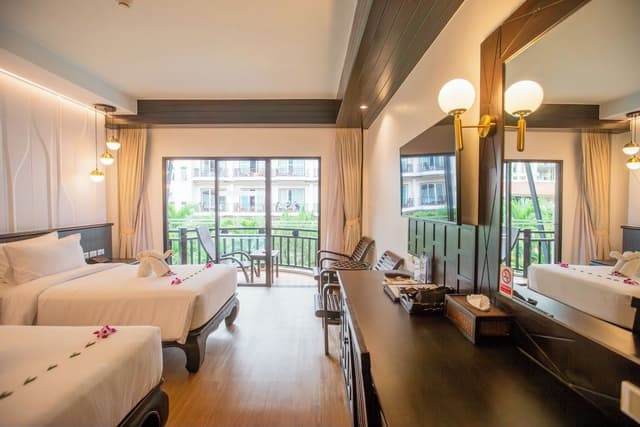 Deluxe Room, Pool View