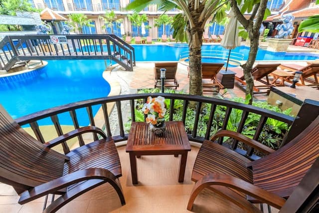 Grand Deluxe Pool Access