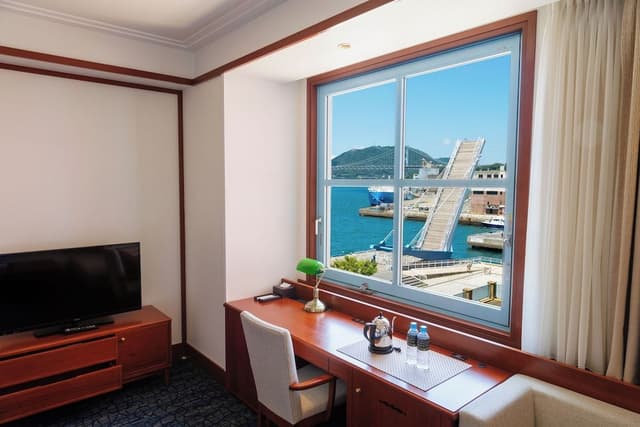 Premier Deluxe Twin (Club Lounge Access Included), Non Smoking