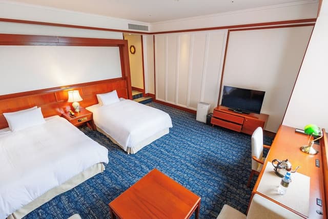 Premier Deluxe Twin (Club Lounge Access Included), Non Smoking