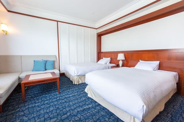 Premier Deluxe Twin (Club Lounge Access Included), Non Smoking