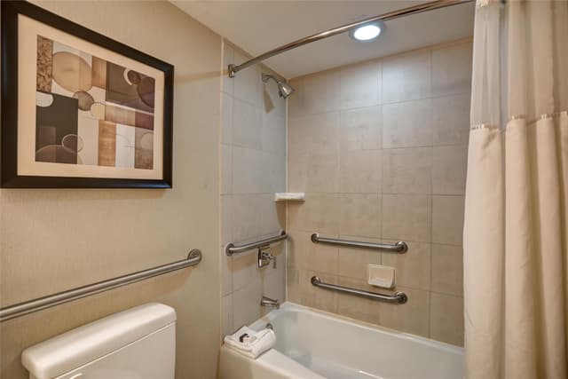 2 QUEEN BEDS MOBILITY ACCESSIBLE BATHTUB