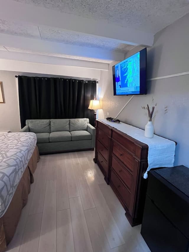 Single Room, 1 King Bed, Non Smoking (non pet)