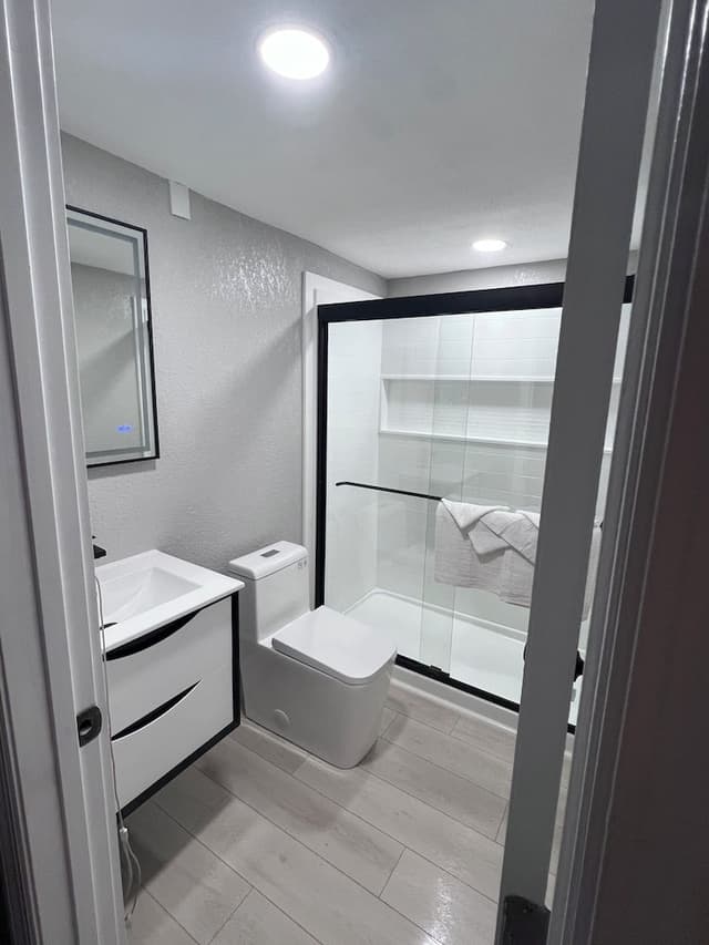 Single Room, 1 King Bed, Non Smoking (non pet)