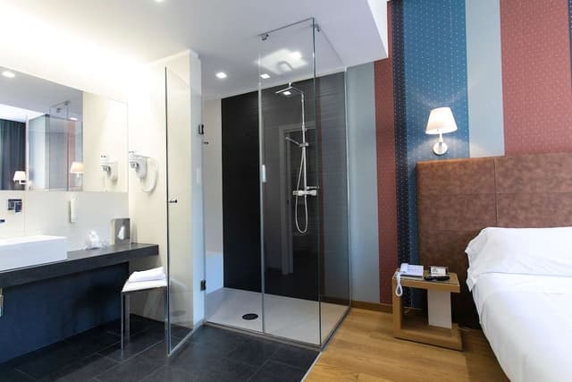 Executive Room, 1 King Bed, Smoking (Shower Only)