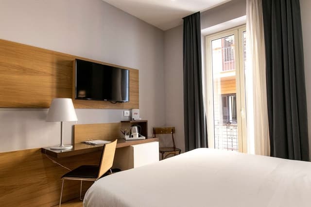 Executive Room, 1 King Bed, Smoking (Shower Only)