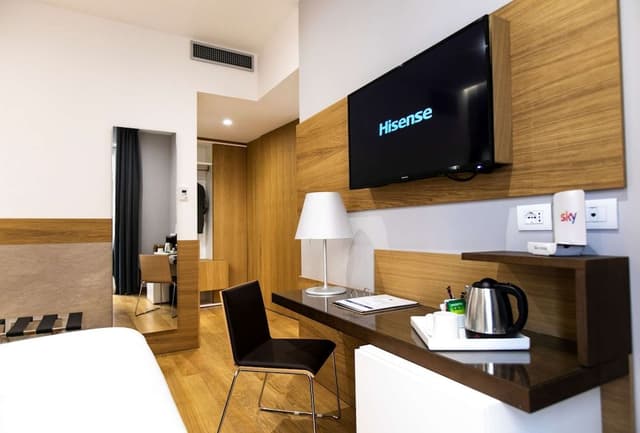 Executive Room, 1 King Bed, Smoking (Shower Only)
