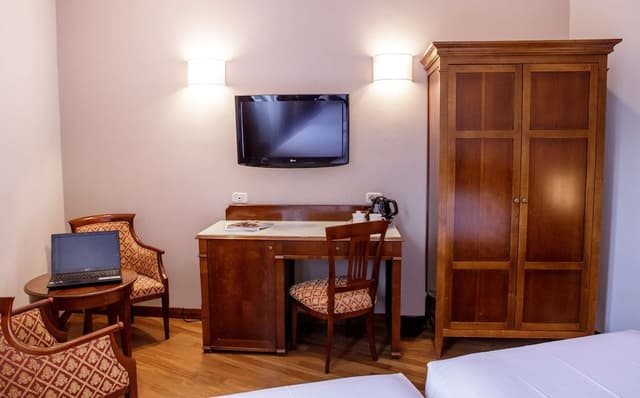 Standard Room, 1 King Bed, Smoking (Shower Only)