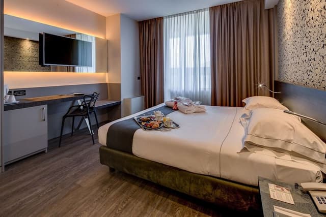 Executive Room, 1 King Bed, Non Smoking (Larger Room)