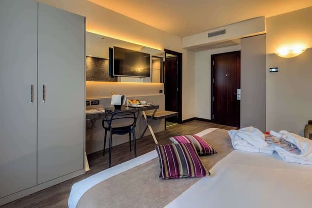 Executive Room, 1 King Bed, Non Smoking (Larger Room)