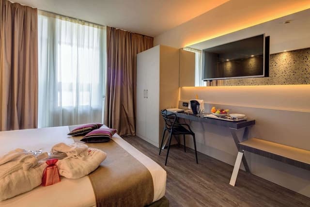 Executive Room, 1 King Bed, Non Smoking (Larger Room)