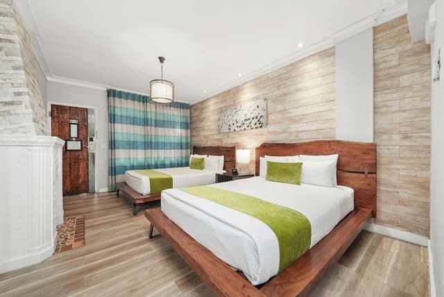 Deluxe Double Queen Jr Suite