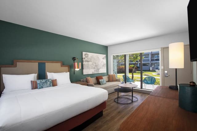 Junior Suite, 1 King Bed, Accessible