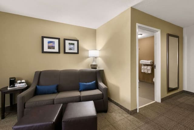 Suite, 1 King Bed, Accessible, Non Smoking