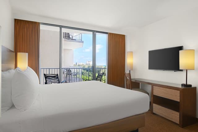 Room, Partial Ocean View (Accessible)